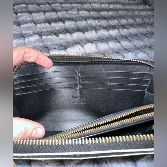 Authentic Louis Vuitton Suhali Zippy Long
Wallet black- excellent condit… - Picture 3 of 13